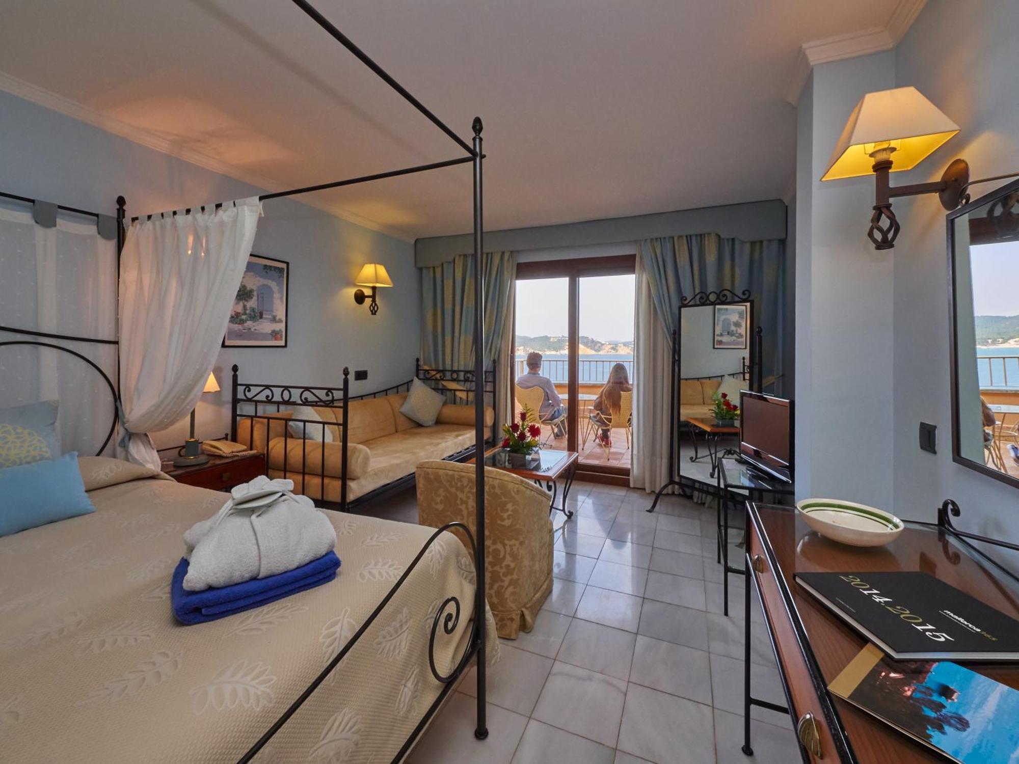 Hotel Petit Cala Fornells Peguera Extérieur photo